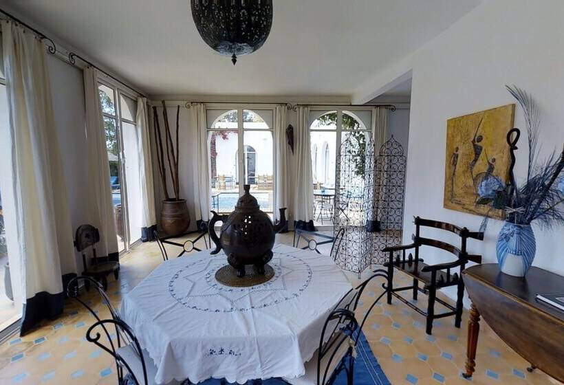 غرفة قياسية مطلّة علي حمام السباحة, Villa Daba