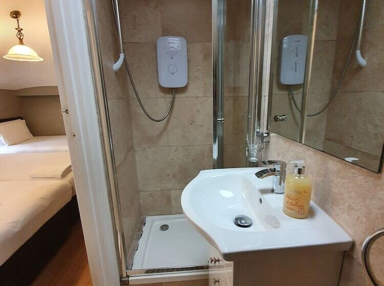 Семейный Номер, Ebury House