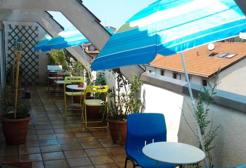 تختخواب در اتاق مشترک, Star Hostel