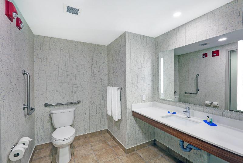 适合残疾人士使用的带超级大床的标准间, Holiday Inn Express & Suites   Woodstock, On Canada