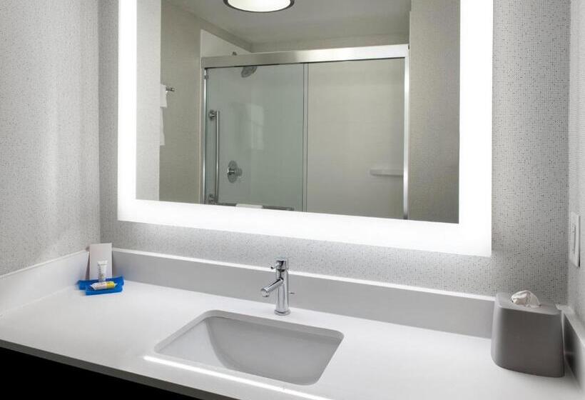 Люкс Кровать Кинг, Holiday Inn Express Great Barrington, An Ihg