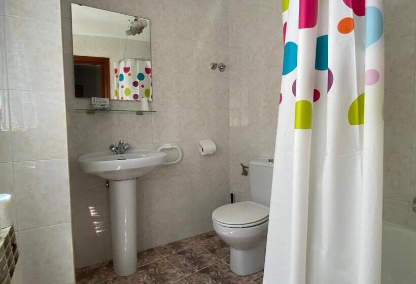 اتاق کلاسیک سه تخته, Hostal La Alberca