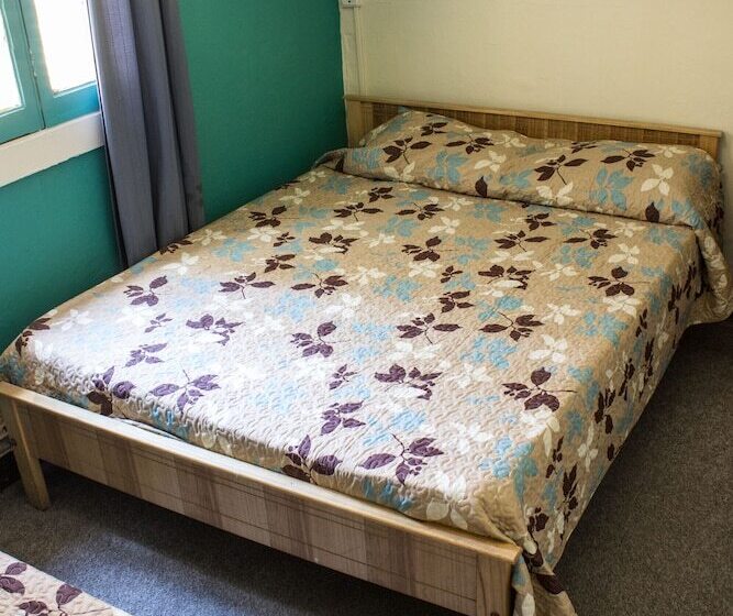 标准三人间共用浴室, Hostal Forestal