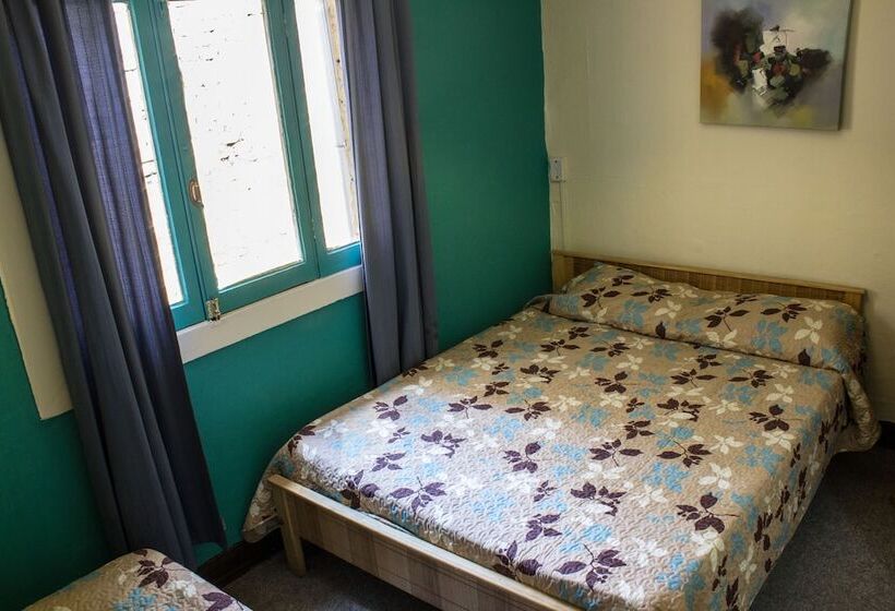 标准三人间共用浴室, Hostal Forestal