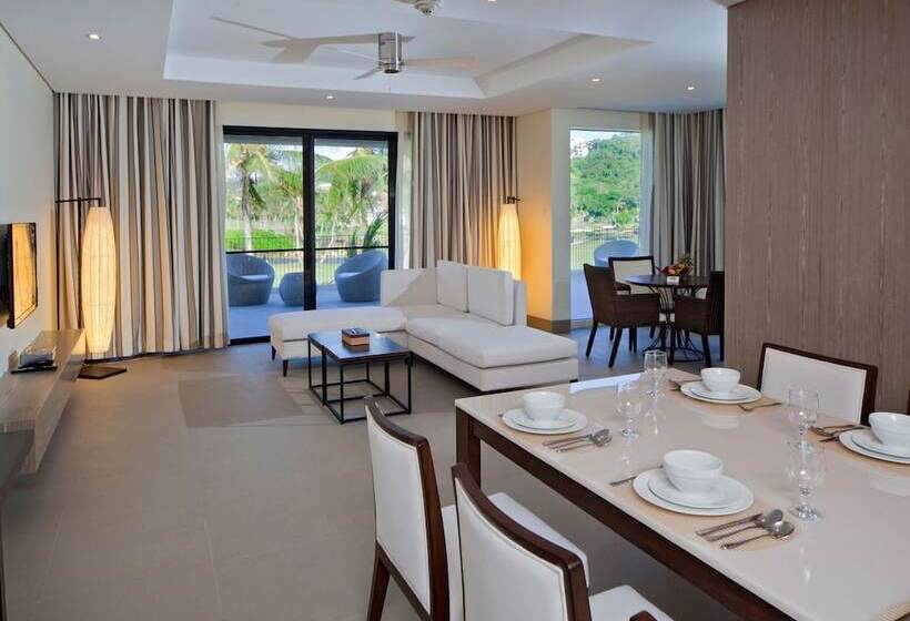 Люкс, Fairways And Bluewater Boracay