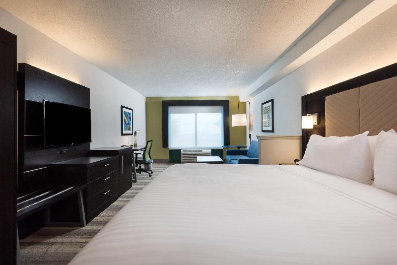 Люкс Кровать Кинг, Holiday Inn Express & Suites Florence I 95 & I 20 Civic Ctr, An Ihg