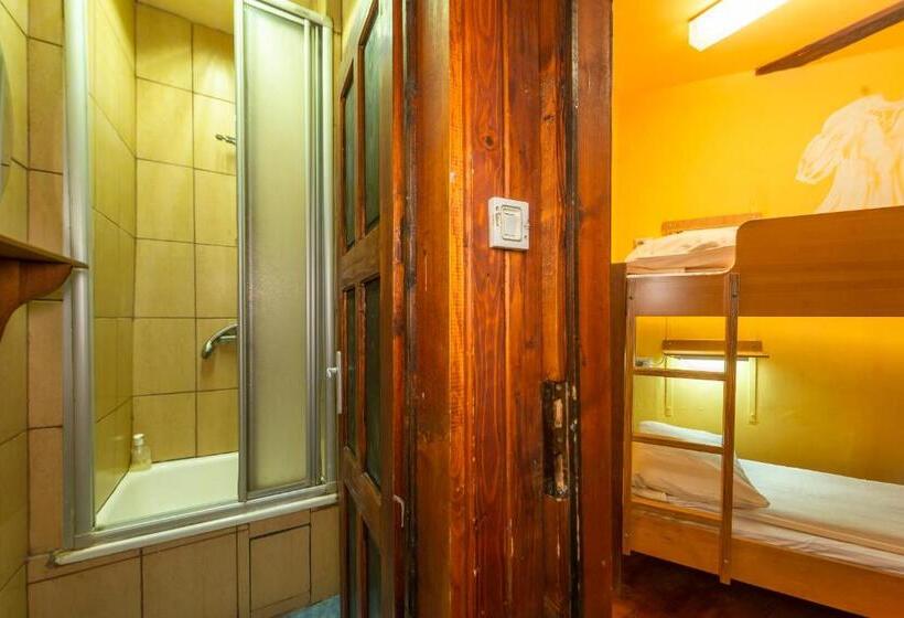 اتاق استاندارد سه تخته با سرویس بهداشتی مشترک, Burg Hostel Sighisoara