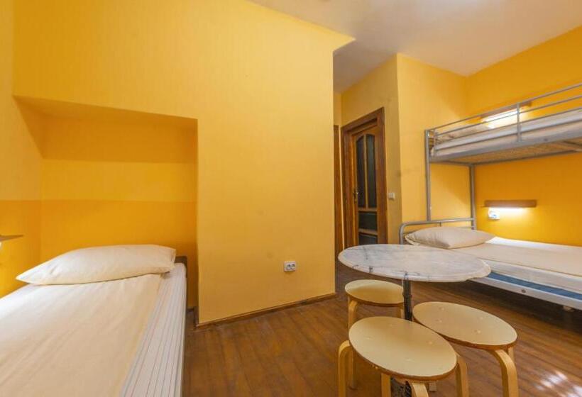اتاق استاندارد سه نفره, Burg Hostel Sighisoara