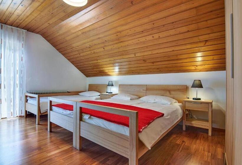 اتاق استاندارد چهارنفره با بالکن, Rooms Pevc & Hostel Ljubno Ob Savinji
