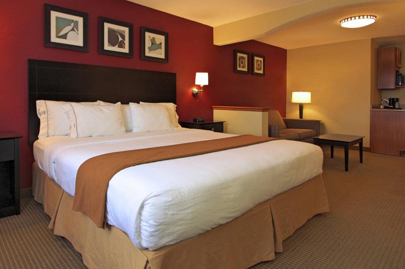 Люкс Кровать Кинг, Holiday Inn Express Hotel & Suites Defiance, An Ihg