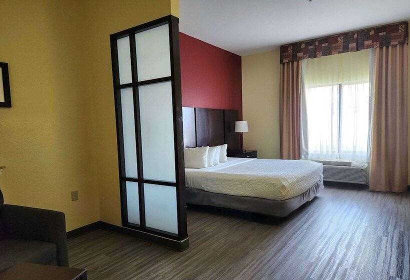Люкс, Days Inn & Suites By Wyndham Houston / West Energy Corridor