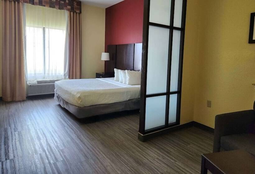 Люкс, Days Inn & Suites By Wyndham Houston / West Energy Corridor