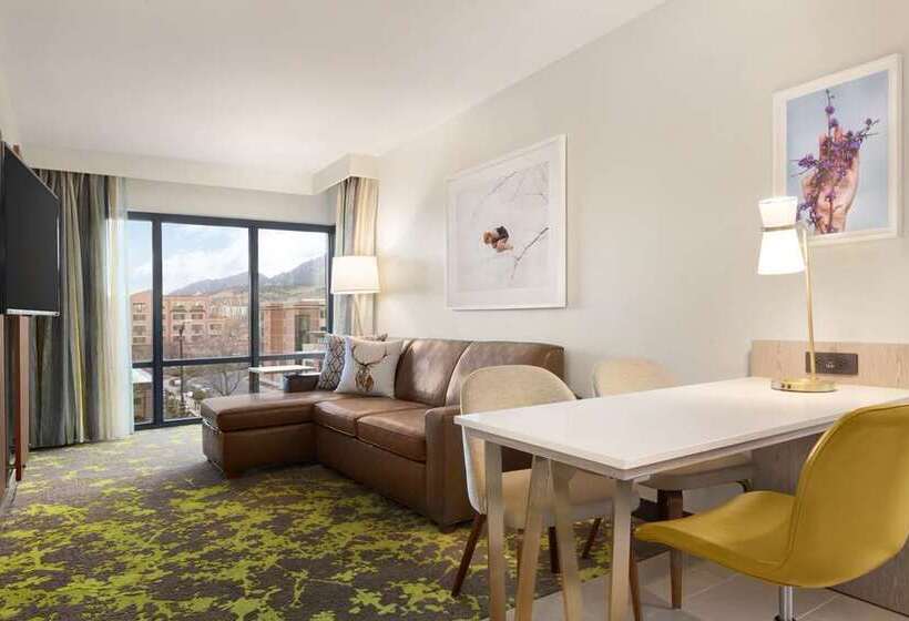 스위트 킹사이즈 침대, Doubletree By Hilton Front Royal Blue Ridge Shadows