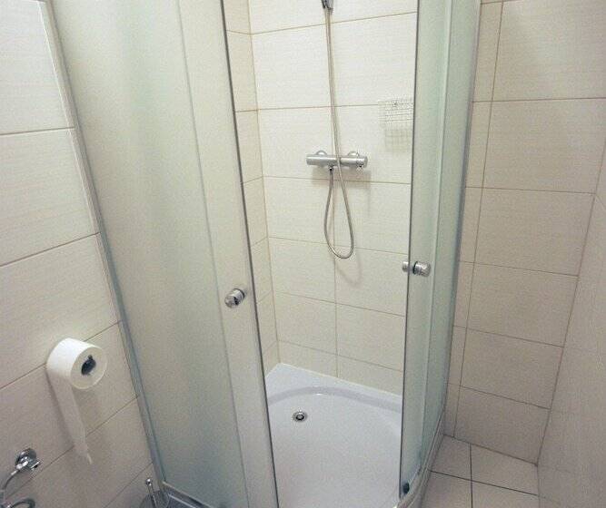 Номер Стандарт Индивидуальный Совместная Ванная, Explorer Hostel & Apartment Stare Miasto Old Town 24h #don T Be A Tourist, Be An Explorer!