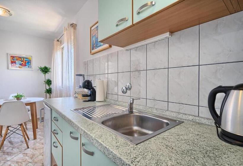 Deniz Manzaralı 1 Yatak Odalı Daire, Apartments Irena