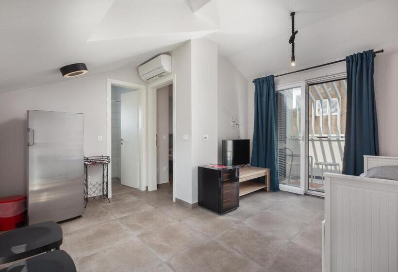 Номер Deluxe с Балконом, Subtub Hostel Makarska