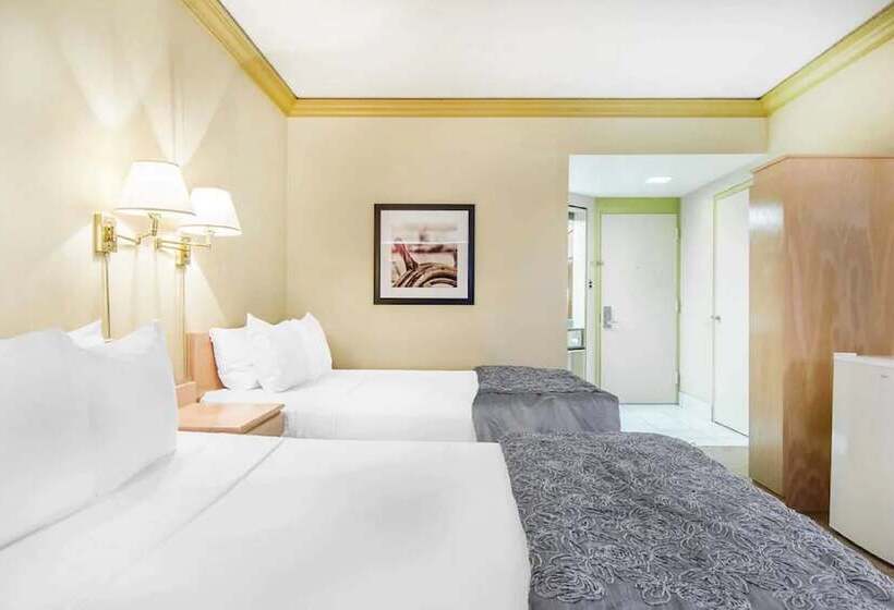 ２ダブルベッドのスタンダードルーム, Travelodge By Wyndham Troisrivieres