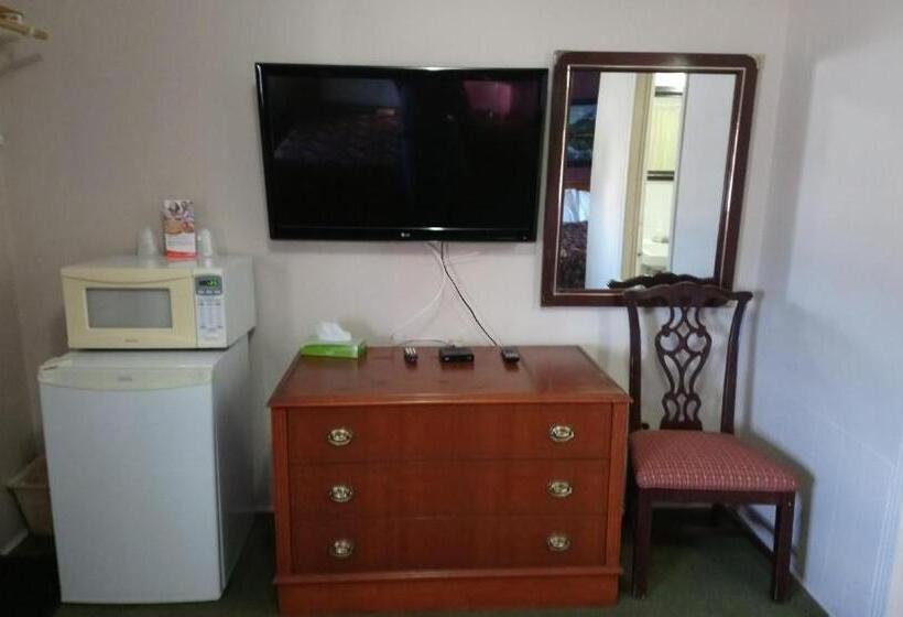 带2个双人床的标准工作室, Relax Inn Collingwood