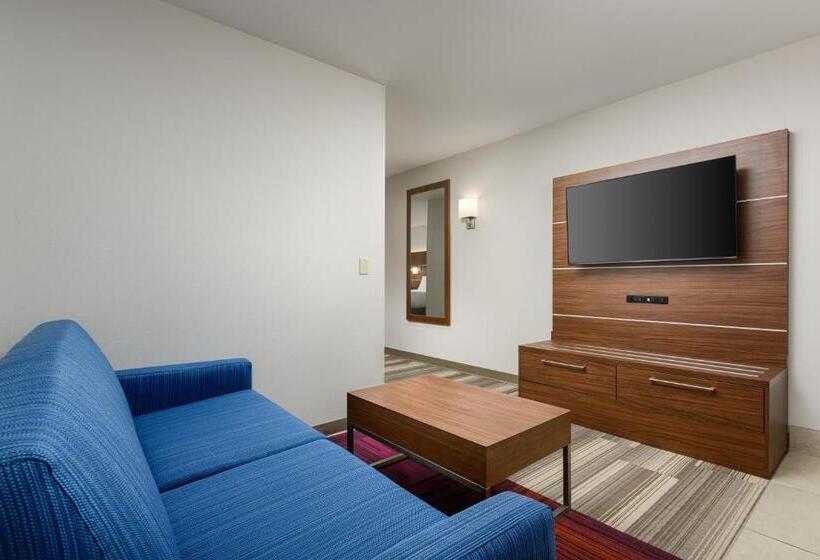 带大床的套房, Holiday Inn Express   Tullahoma, An Ihg