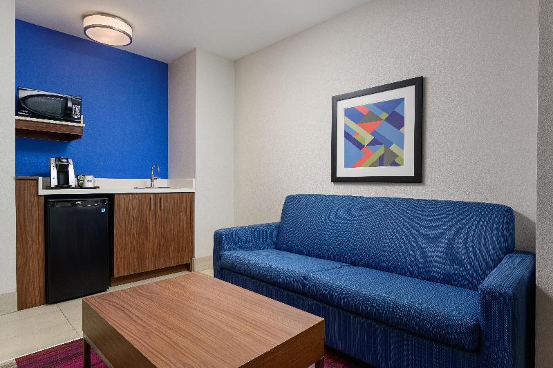 带大床的行政房间, Holiday Inn Express   Tullahoma, An Ihg