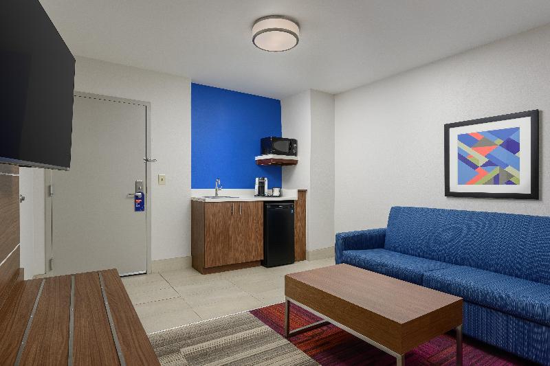 带大床的套房, Holiday Inn Express   Tullahoma, An Ihg