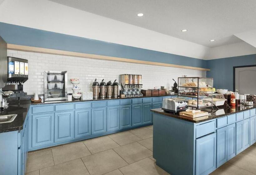 Номер Стандарт Кровать Кинг Адаптированный для Инвалидов, Country Inn & Suites By Radisson, Kansas City At Village West, Ks