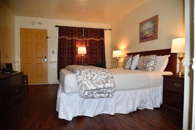 스탠다드 룸 킹사이즈 침대, Monterey Pines Inn