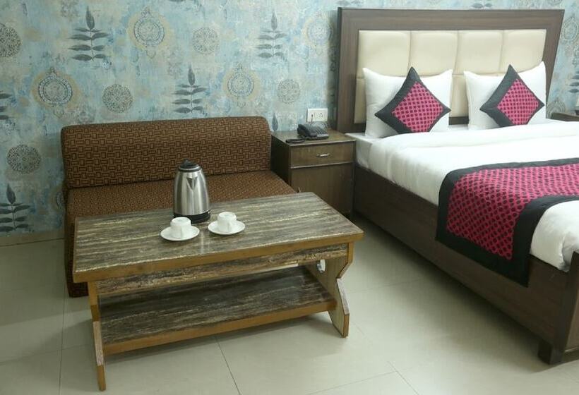 高级三人间, Mayank Residency