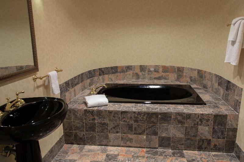 Suite King Size Bed, President Abraham Lincoln Springfield   Doubletree By Hilton