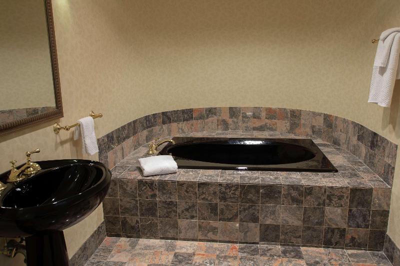 Suite King Size Bed, President Abraham Lincoln Springfield   Doubletree By Hilton