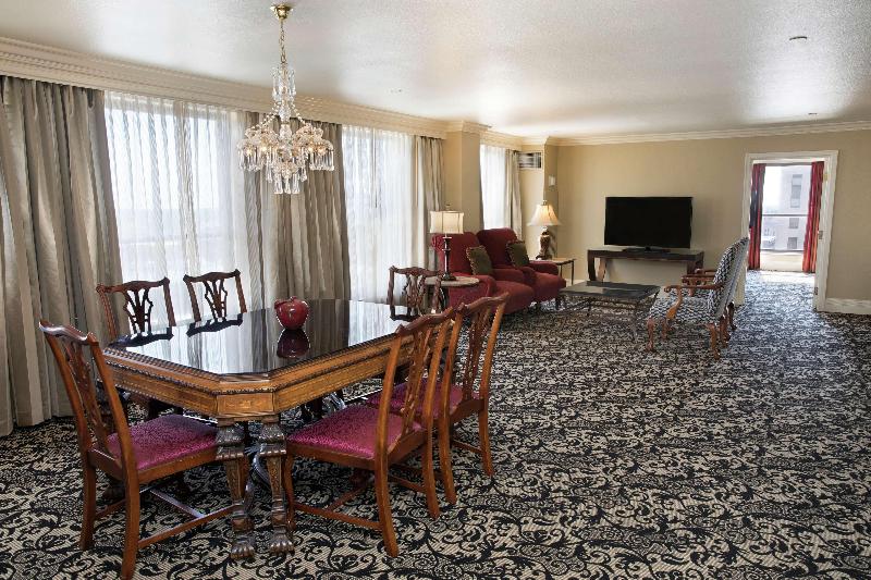 キングサイズベッドのスイートルーム, President Abraham Lincoln Springfield   Doubletree By Hilton