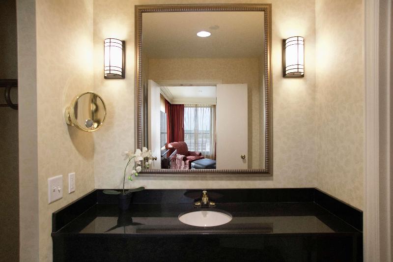 Suite King Size Bed, President Abraham Lincoln Springfield   Doubletree By Hilton