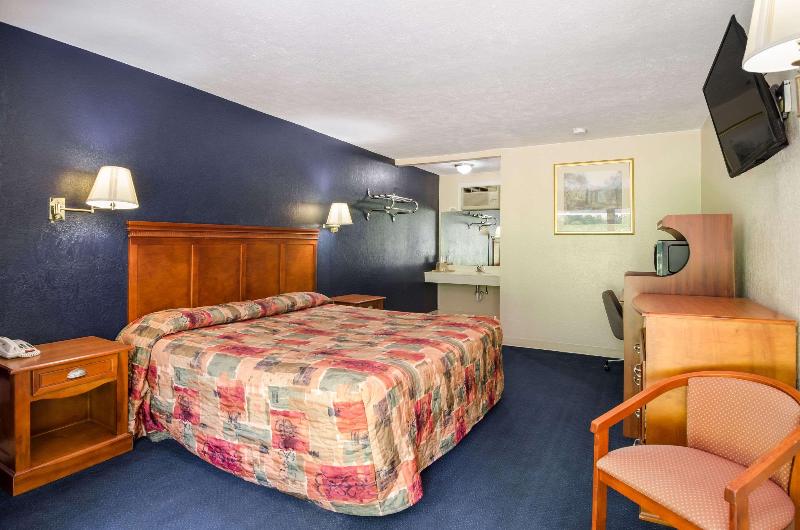 带大床的标准间, Rodeway Inn Church Hill  Tri Cities Area