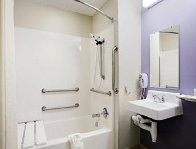 장애인을 위한 스탠다드 룸, Microtel Inn And Suites Gassaway