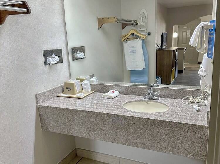 스위트, Days Inn & Suites By Wyndham Opelousas