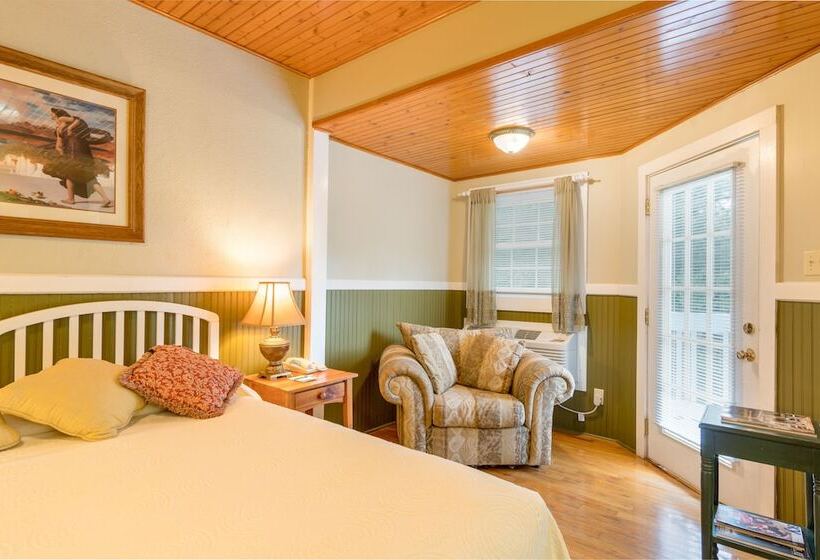 Номер Стандарт, Highland Lake Inn & Resort  Flat Rock