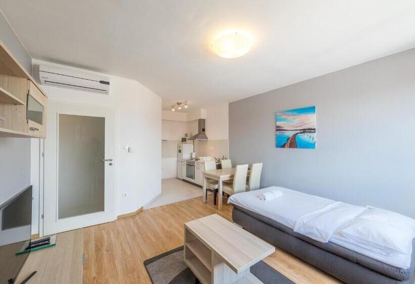 Апартаменты 1 Спальня, Corvin Plaza Apartments & Suites