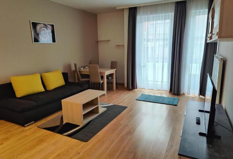 Апартаменты 2 Спальни, Corvin Plaza Apartments & Suites