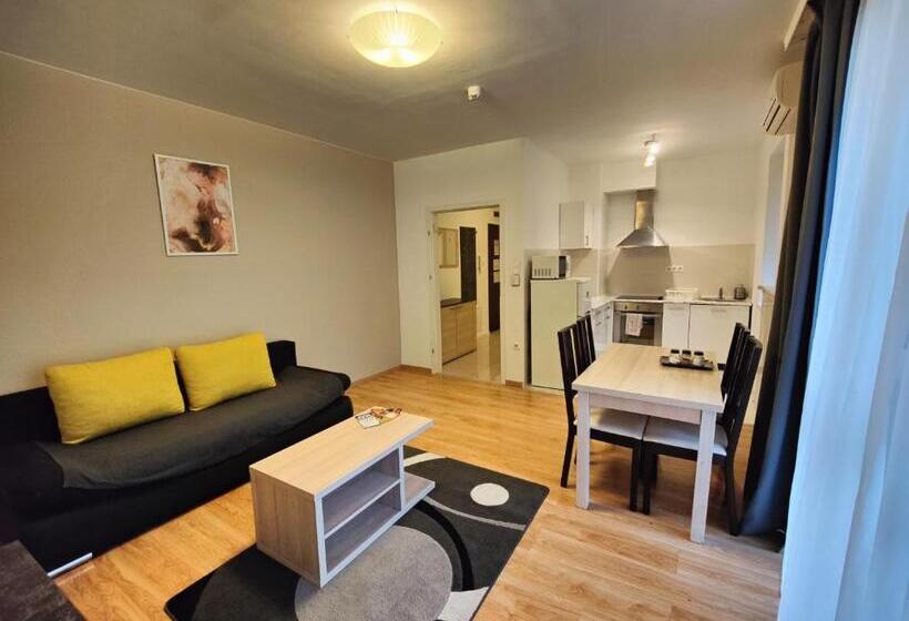 Апартаменты 1 Спальня, Corvin Plaza Apartments & Suites