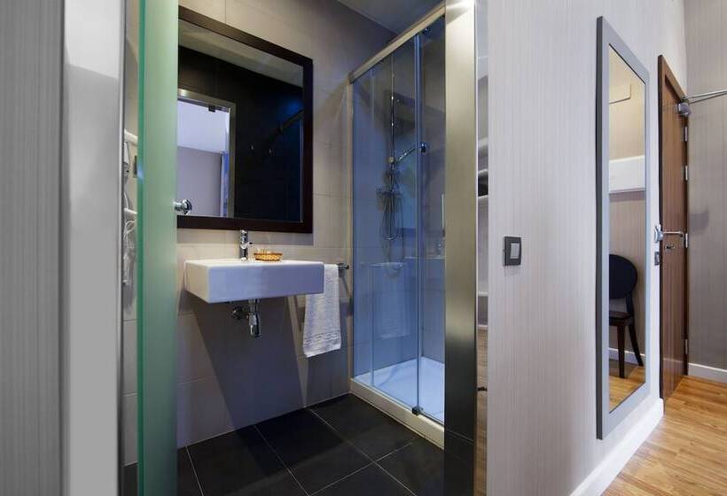 اتاق استاندارد چهارنفره با بالکن, Hostal Bcn Ramblas