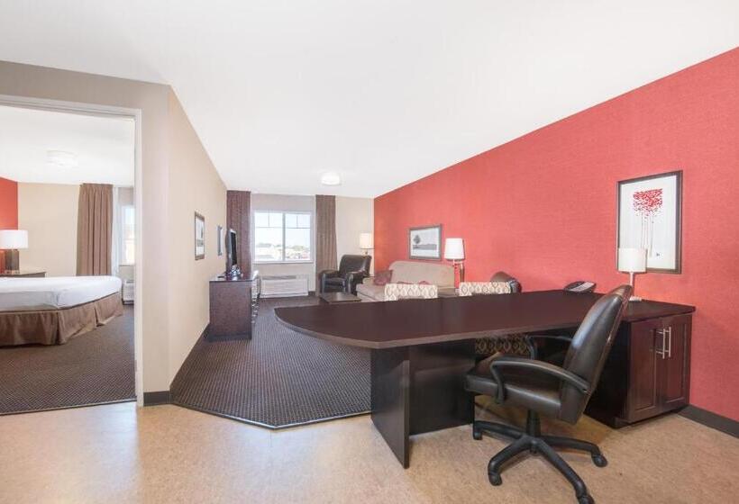 Люкс Кровать Кинг, Hawthorn Suites By Wyndham Williston