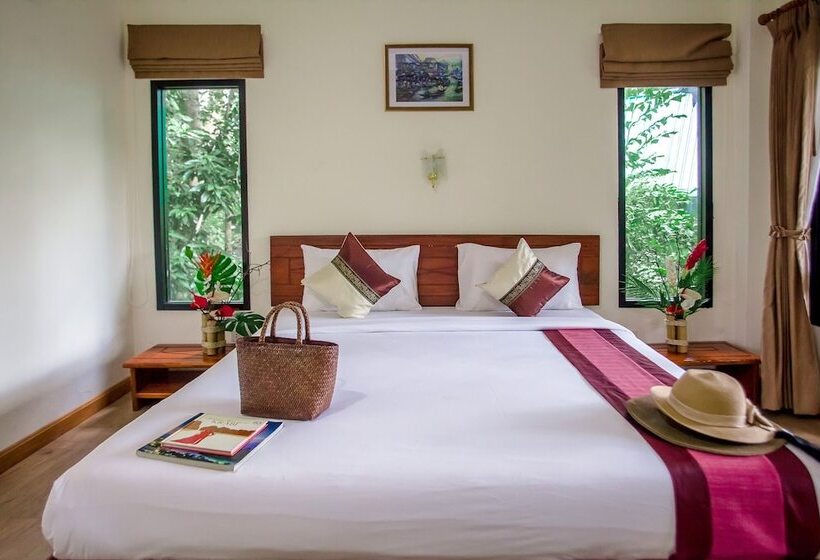 Бунгало с видом на бассейн, The Vatika Resort And Spa