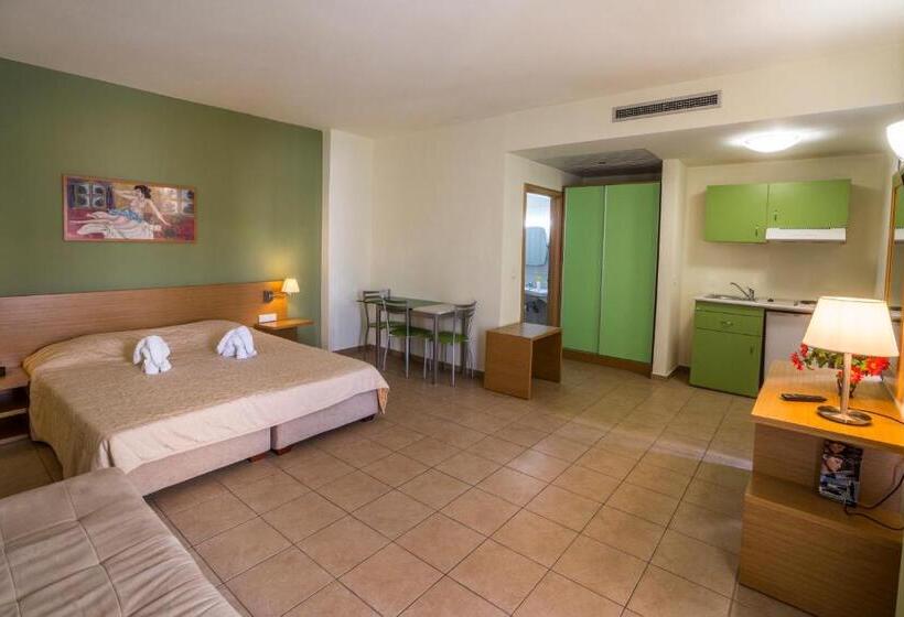 استودیو استاندارد با چشم‌انداز باغ, Athina Beach Hotel