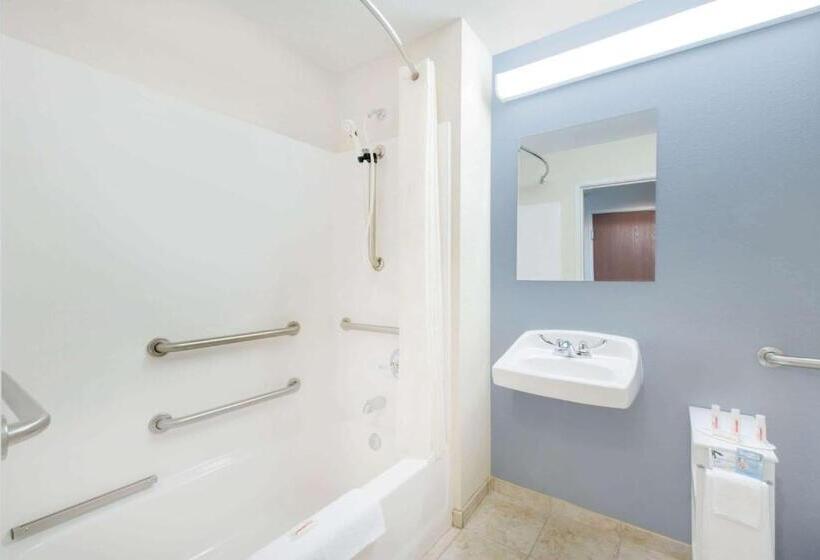 适用于残疾人士的豪华房间, Microtel Inn & Suites By Wyndham Stanley