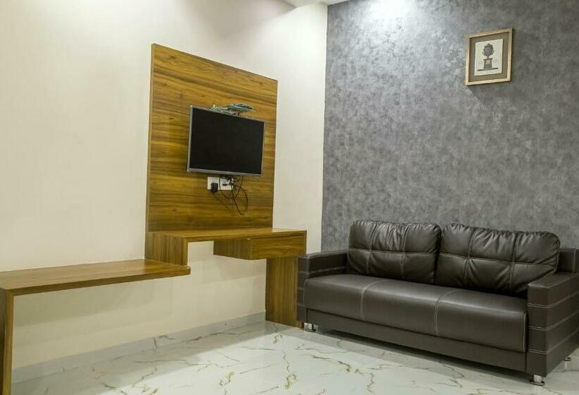 اتاق لوکس با تخت بزرگ, Vadpadraka Hotel And Resort