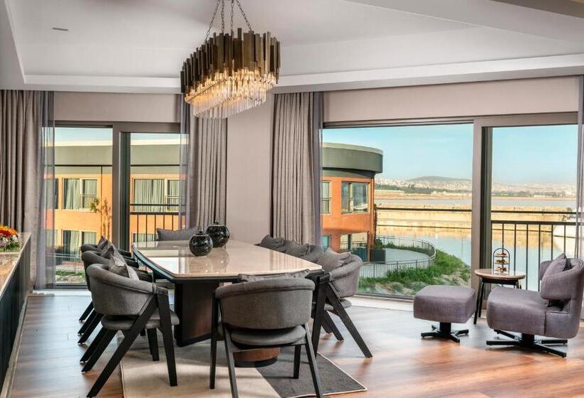 景色の見えるスイートルーム, Crowne Plaza   Istanbul Tuzla Viaport Marina, An Ihg