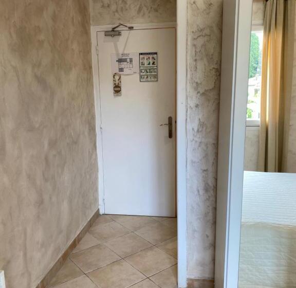 Номер Стандарт, Hôtel Le Derby