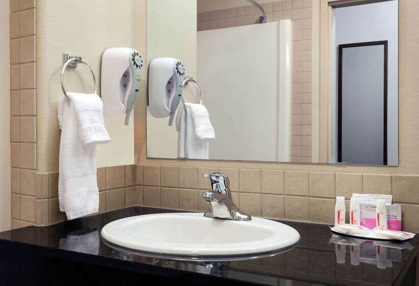Номер Deluxe, Ramada By Wyndham Weyburn