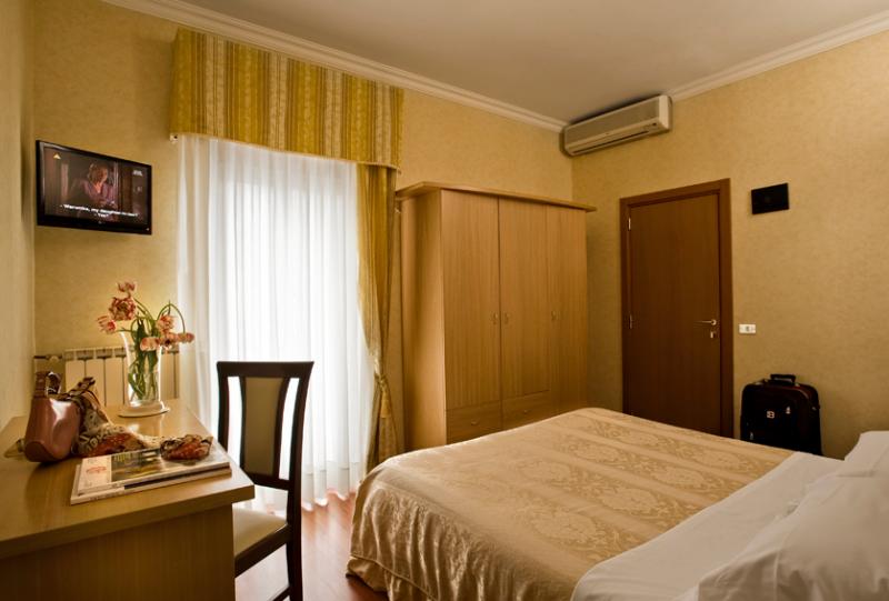 اتاق استاندارد سه نفره, Siviglia