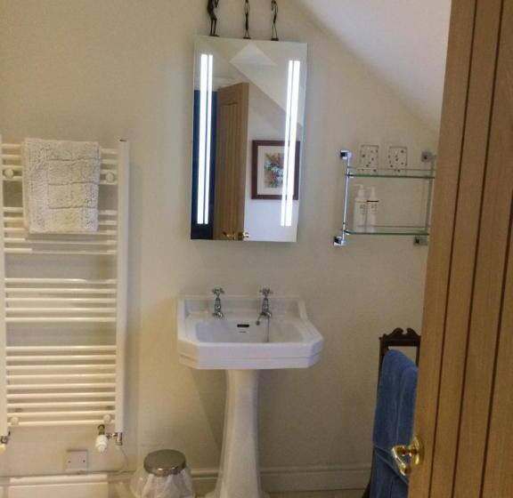 Номер Стандарт, Field End House Strawberry Lane Meysey Hampton